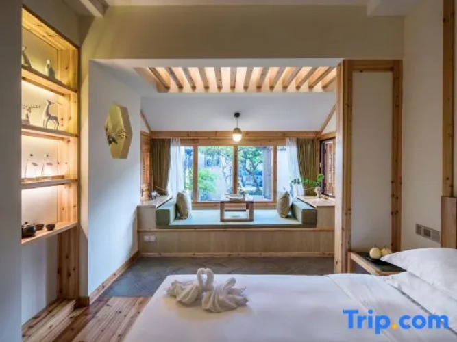 Suite with courtyard view