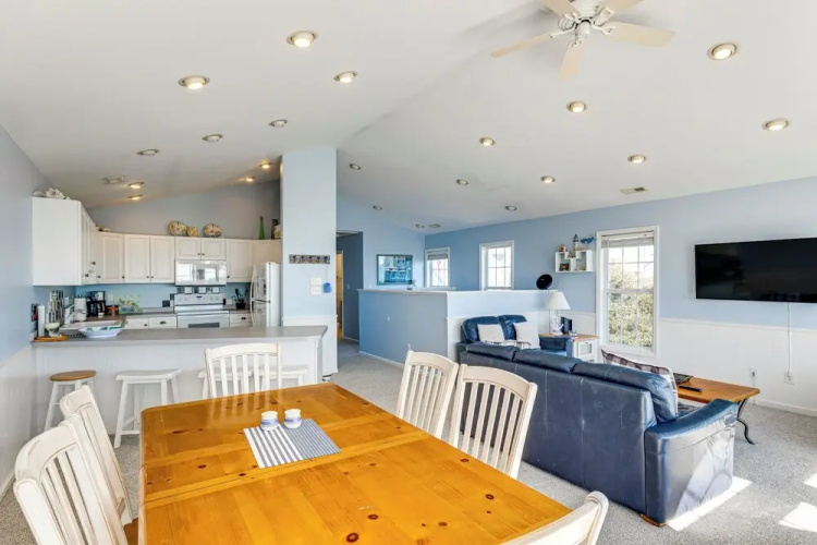Steps to Beach: Emerald Isle Home w/ Deck!