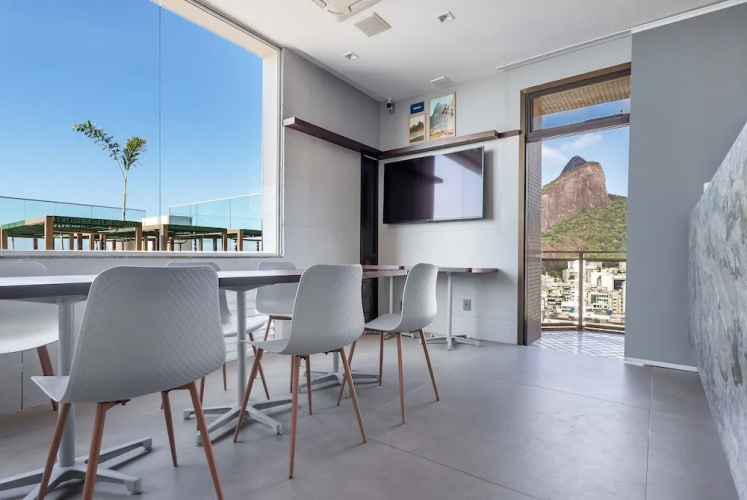 (902-A) Apartamento com Suíte no Coração Leblon