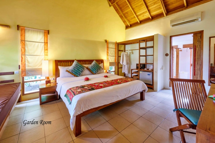 Standard room with pool view
