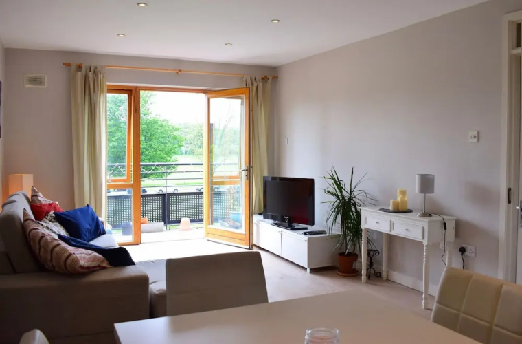 2 Bedroom Flat Beside Phoenix Park