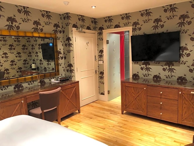 Superior Double Basement room