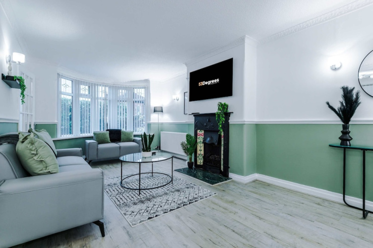Comfy 4-bed Home Ideal for Workers Free Parking