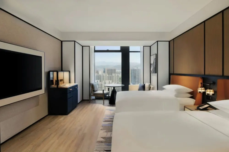 Deluxe Quadruple room with city view