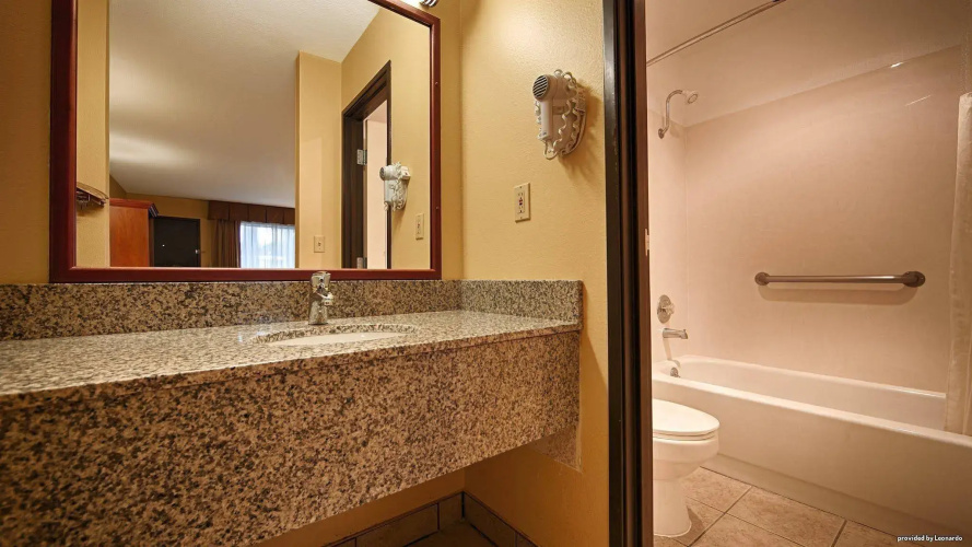 Oakridge Inn & Suites