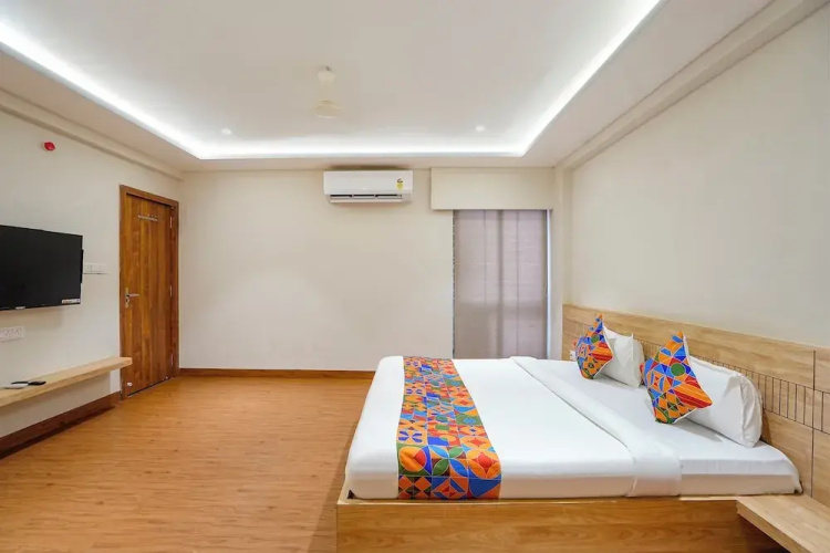 Fabhotel White Pearl