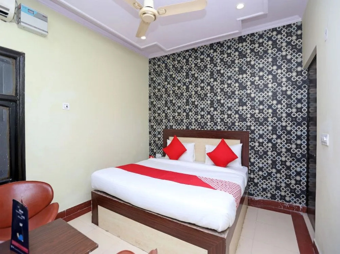 OYO 15525 Signature Inn