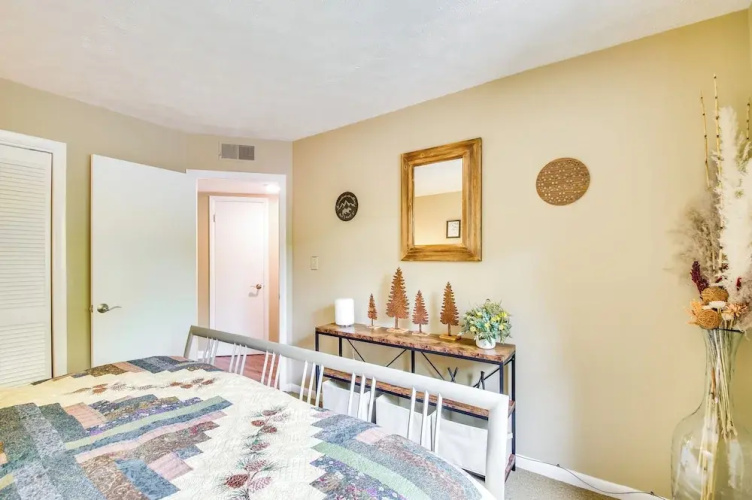 Second-floor Condo w/ Community Pool Access!