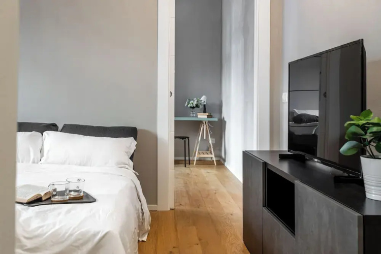 Charming flat with desk