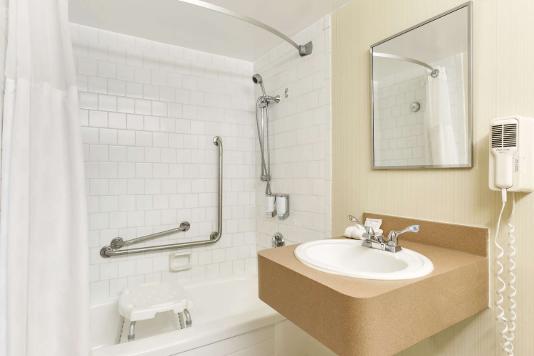 Ramada By Wyndham Belleville Harbourview Conference Centre photo 10