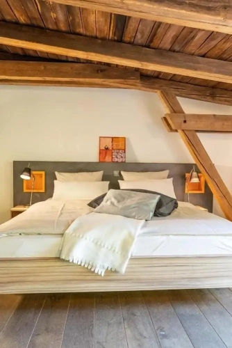 3 Bedrooms Comfort room with lake view