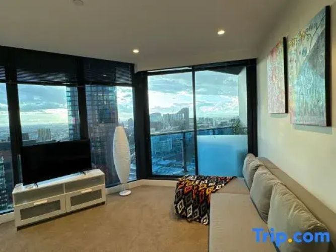 Melbourne Sky-High 2BR City Views & Free Parking