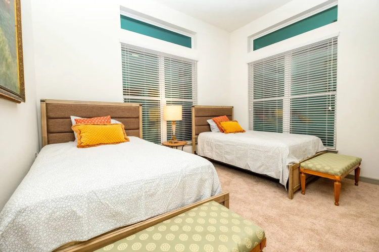 Bright and Airy Condo with Fast Wifi! Gym, Pool & Parking Included!