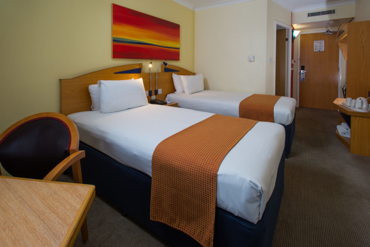 Holiday Inn Express London - Luton Airport photo 17