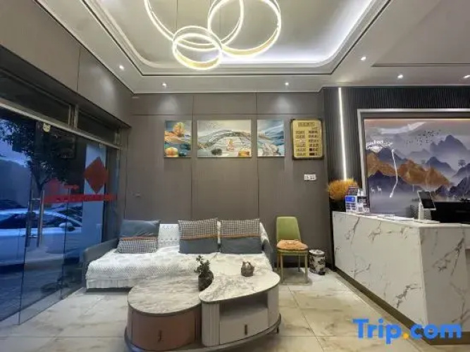Qujing Qingyi Business Hotel