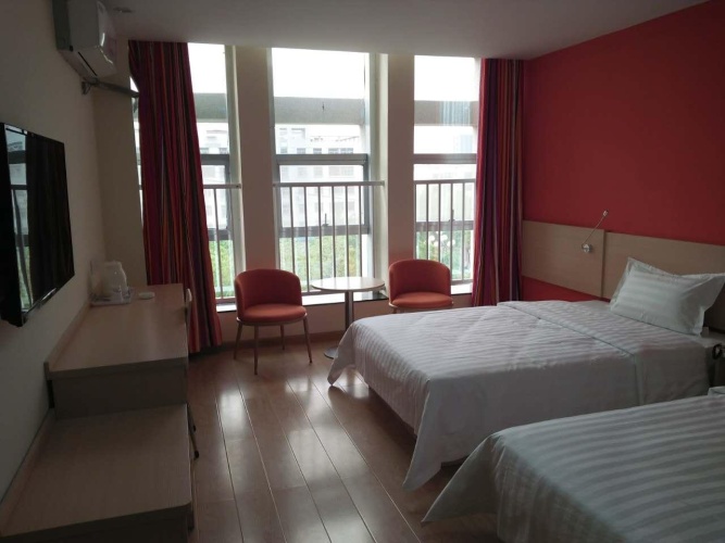 Standard Twin room with city view