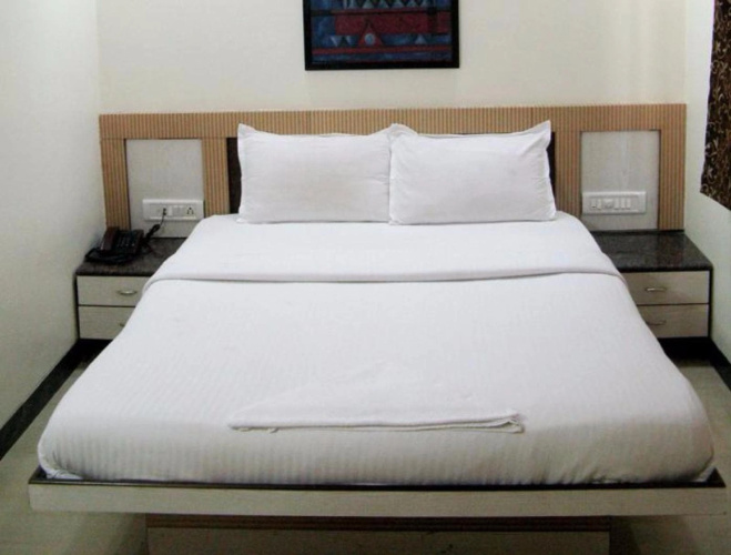 OYO 424 Hotel Apple Suites