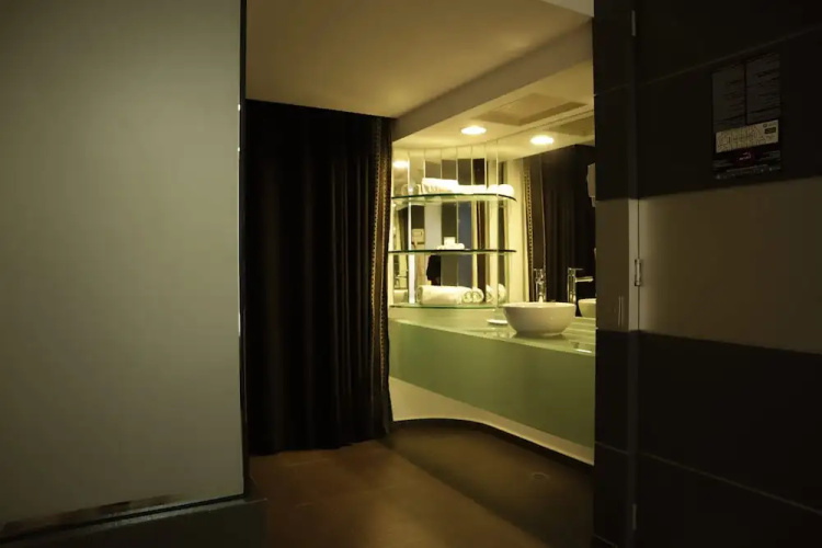 NewPort love hotel
