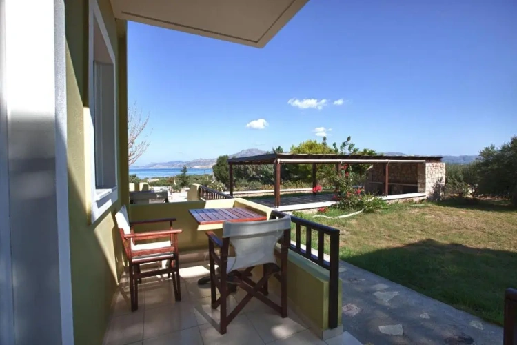 Basement Apartment with sea view