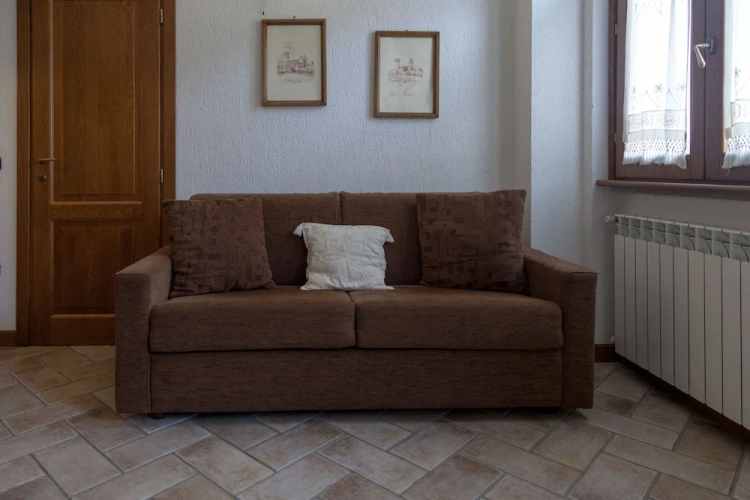 1 Bedroom Classic Basement Apartment with balcony