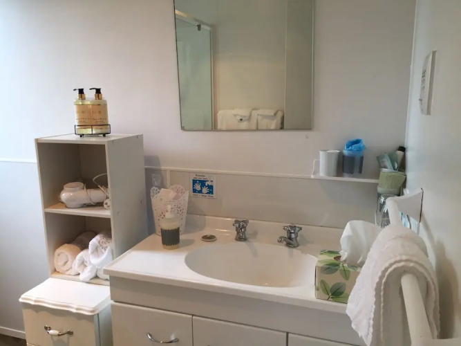 99 Tihi Rd Bed & Breakfast