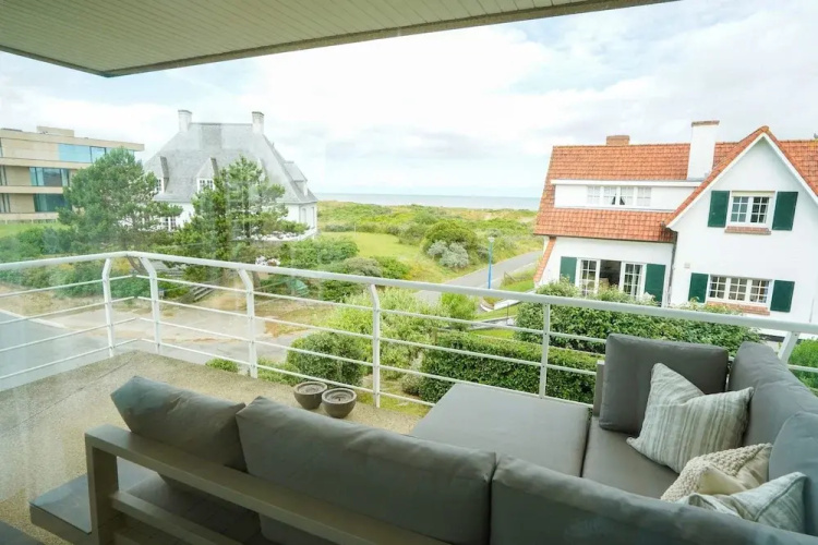 Spacious Apartment With Sea Views