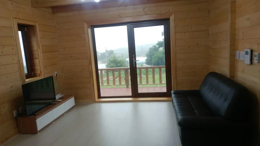 Daegwallyeong Solbawee Log-Housing Pension