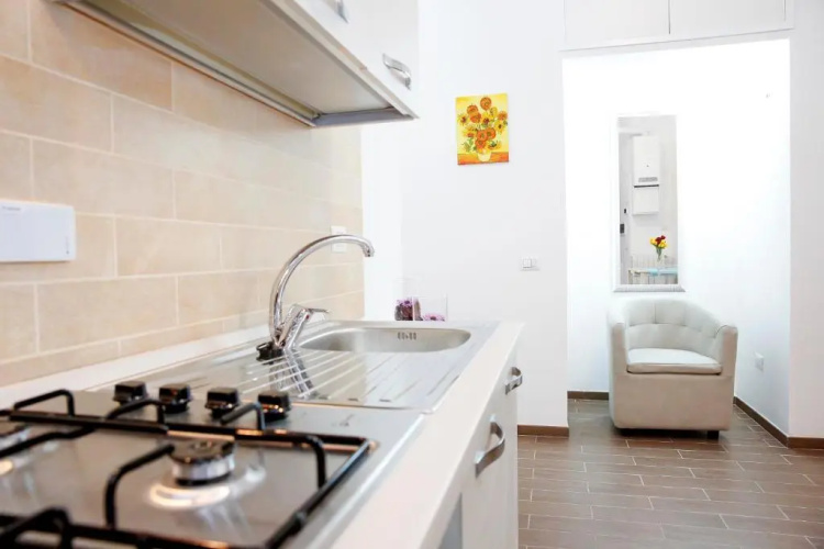 Castel Sant Angelo's Harmonious Apartment