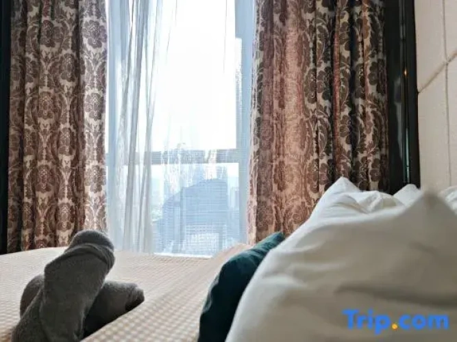 1 Bedroom Deluxe Double Suite with balcony and with city view