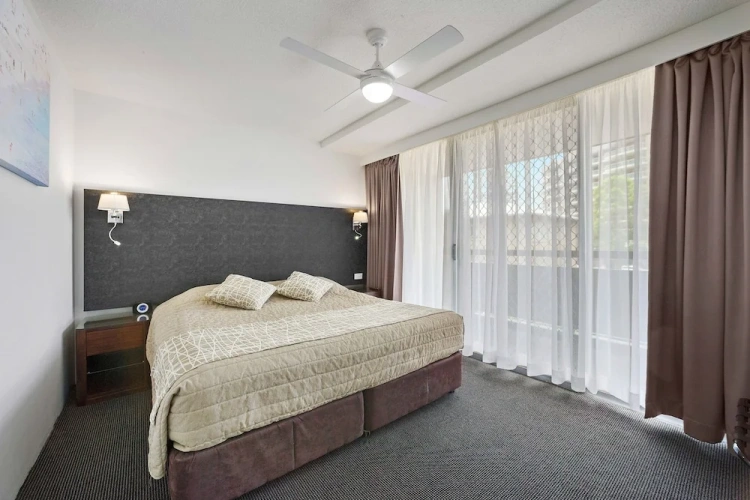 3 Bedrooms Family Suite with courtyard view