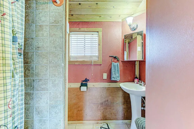 Charming Lakeview Cottage With Lake Access!