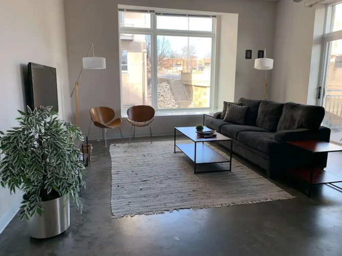 Modern 2 Bedroom on Riverfront w Parking