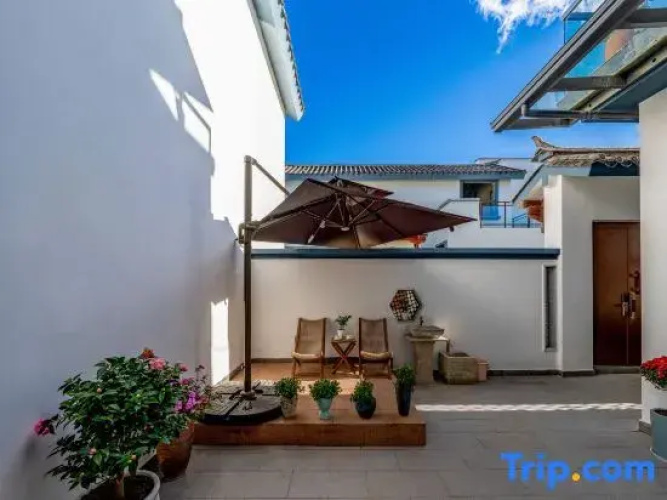 Three Sisters Wenquan Homestay