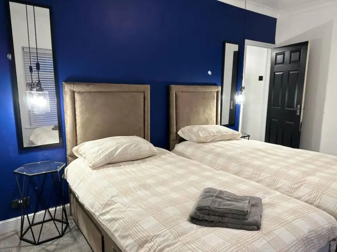 House - Sleeps 5 - Garden - Parking