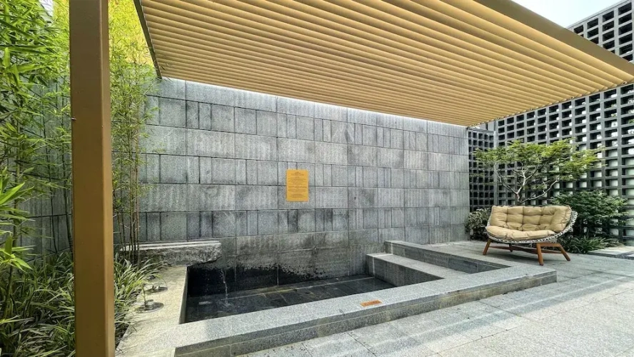 Premium Quadruple room with courtyard view