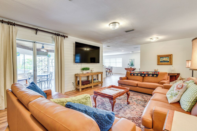 6 Mi to Beaches: Modern Bradenton Getaway!