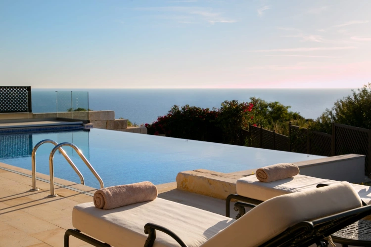 4 Bedrooms Villa