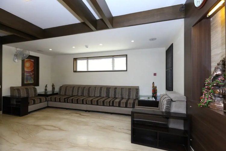 Collection O 4658 Akil Residency