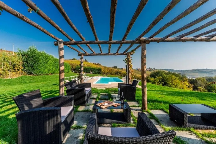 5 Bedrooms Villa