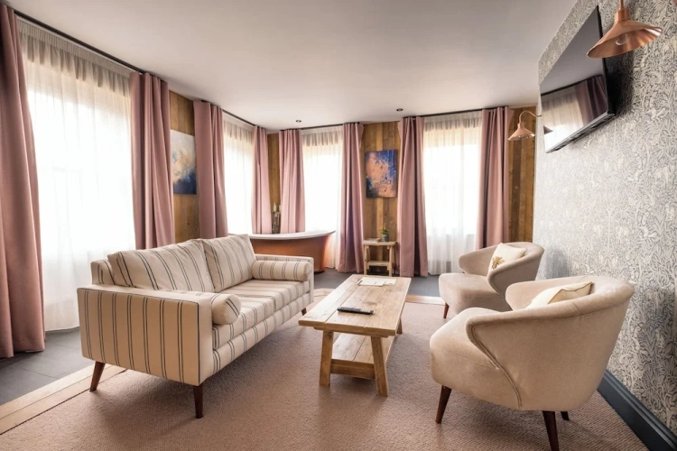 Deluxe Suite