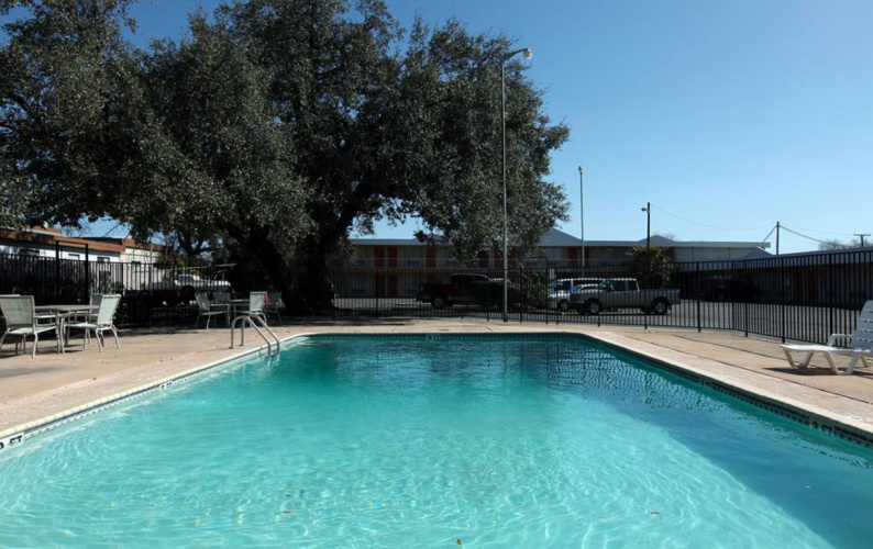 Americas Best Value Inn Uvalde photo 14