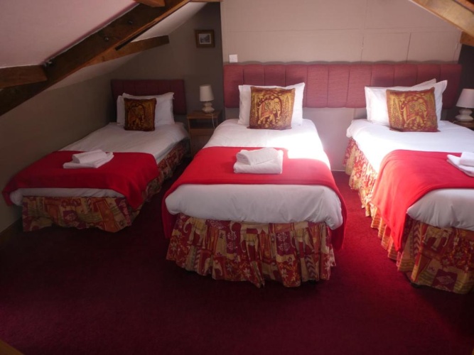Standard Triple room