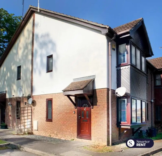 Wokingham - 2 Bed Stylish House, Central - Parking