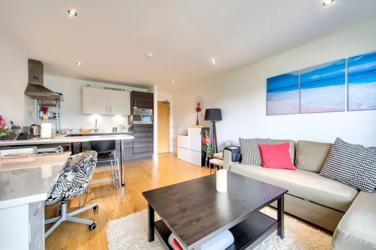 Bright, Modern 1 Bed in Melvin Walk