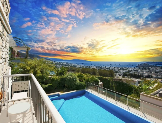 5 Bedrooms Villa