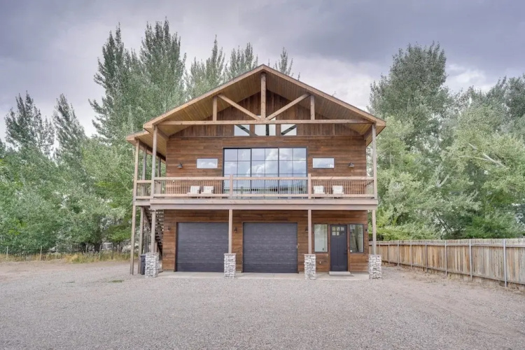 Chic Utah Getaway w/ Fireplace, Sauna & 2 Decks!