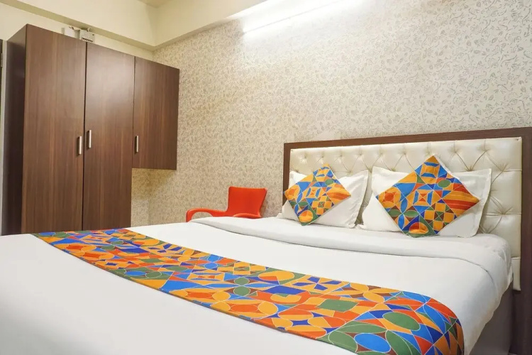 FabHotel Executive Pearl Inn - Nr. Twin tower
