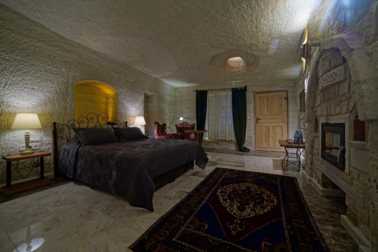 Cave (Bathtub) Suite