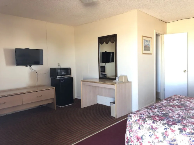 Deluxe Inn Motel