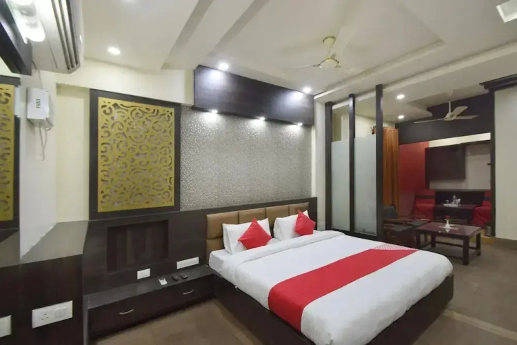 Hotel C-9 by OYO